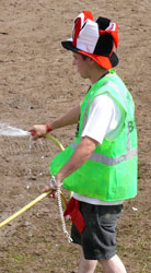 Amaury arbitre qui entretien le gazon !!!