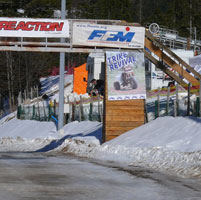 la piste et le drapeau