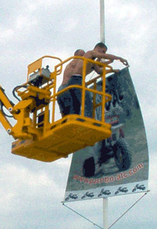 les acrobates en train de suspendre notre drapeau